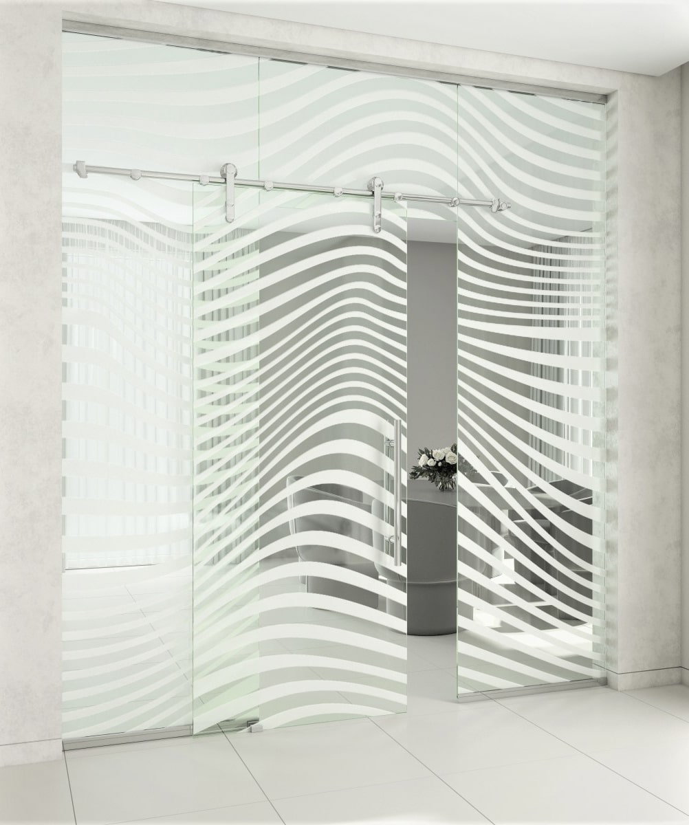 Стеклянная перегородка с раздвижной дверью на открытом механизме, с матовым художественным декорированием, с бесцветным стеклом 10 мм