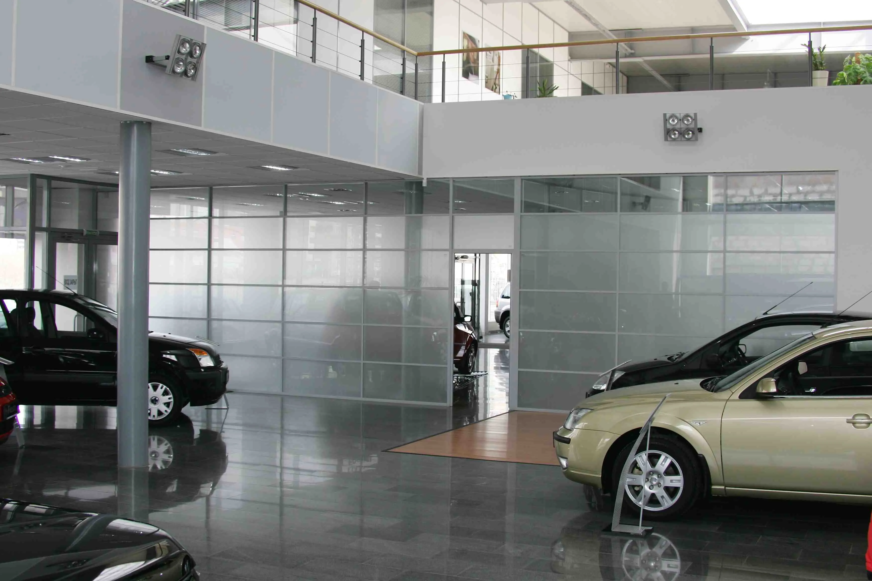 Перегородки для автосалонов на заказ в Москве | Zerist