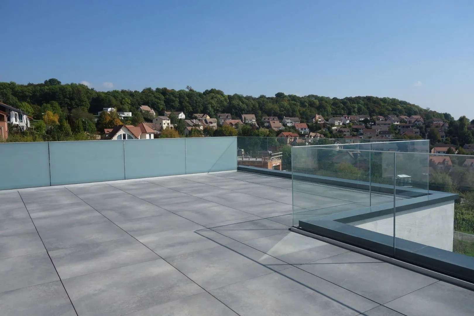 Стеклянные ограждения для крыш на заказ в Москве | Zerist