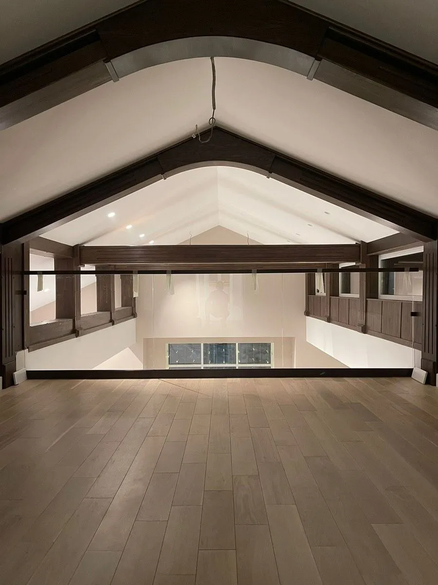 Стеклянные ограждения с деревянным поручнем на заказ в Москве | Zerist