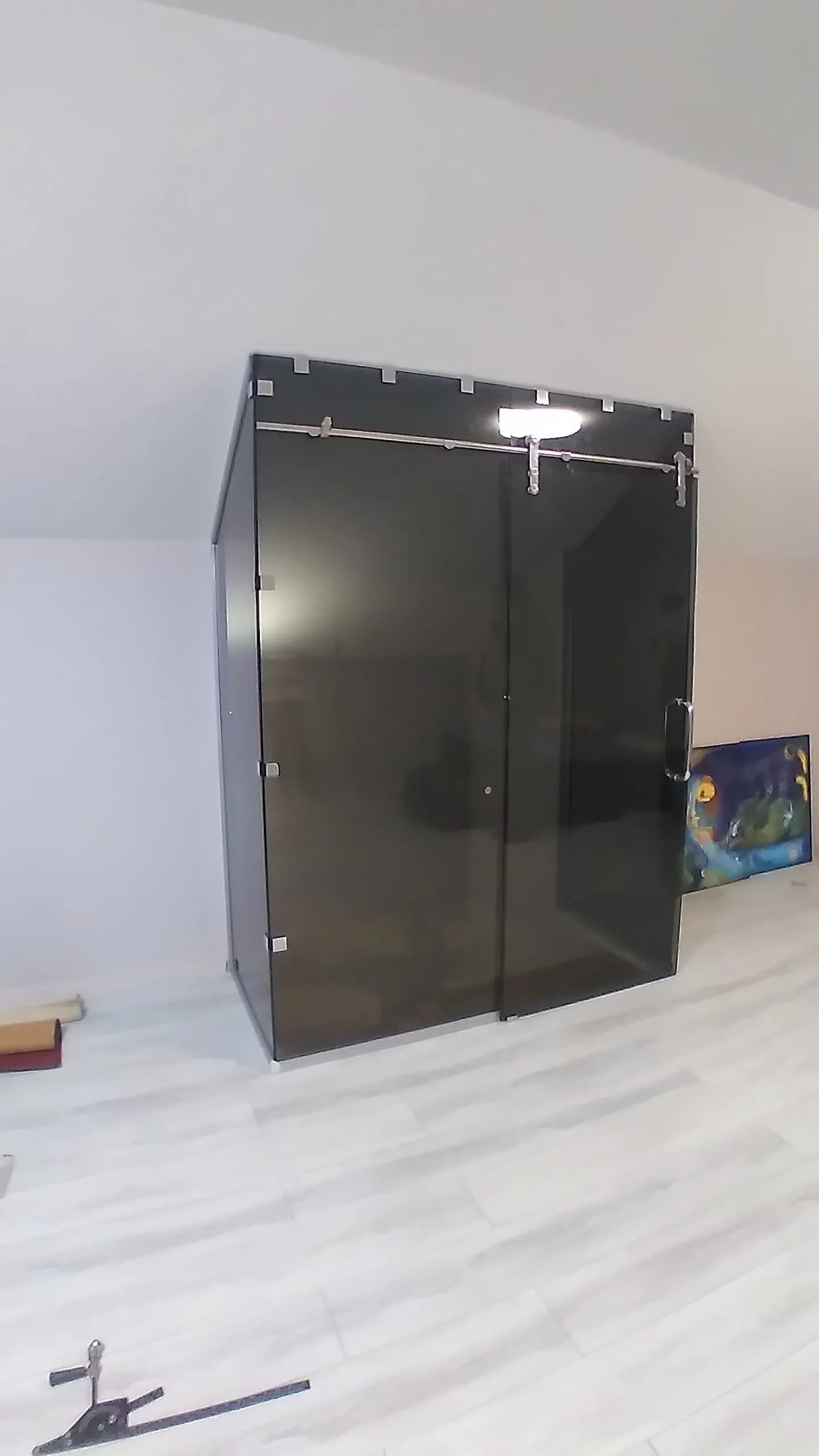 Наши проекты: Стеклянная перегородка с раздвижной дверью