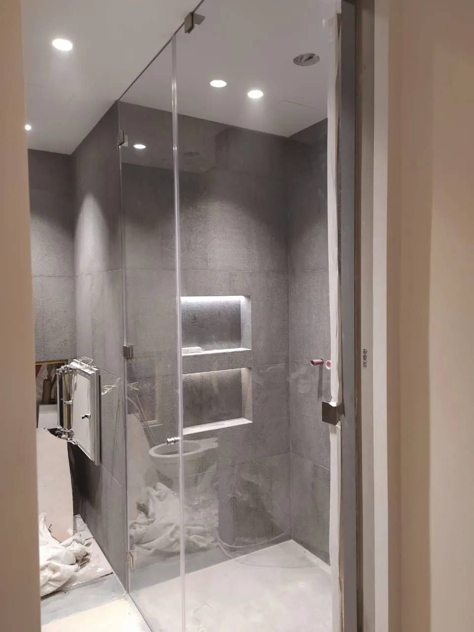 Наши проекты: Душевое ограждение из стекла с дверью под потолок