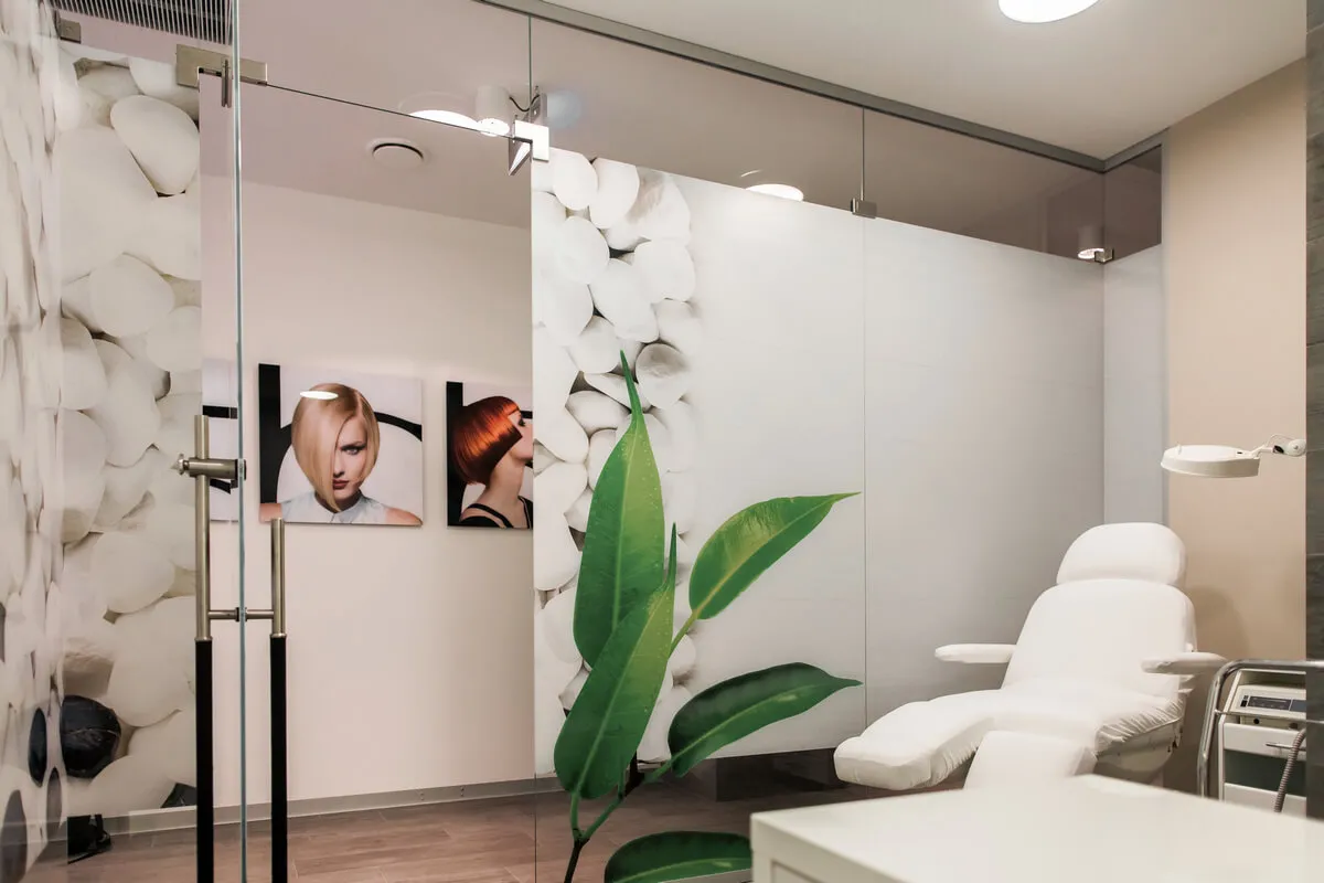 Стеклянные перегородки для салонов красоты на заказ в Москве | Zerist