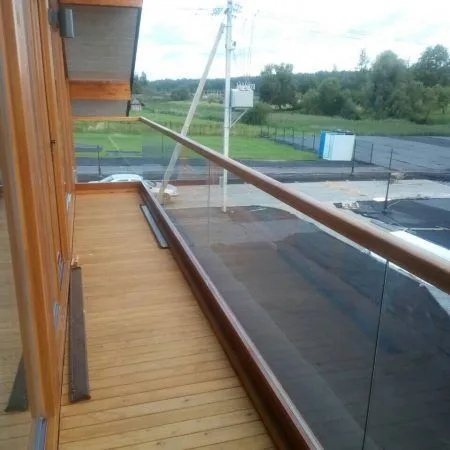 Стеклянные ограждения с деревянным поручнем на заказ в Москве | Zerist