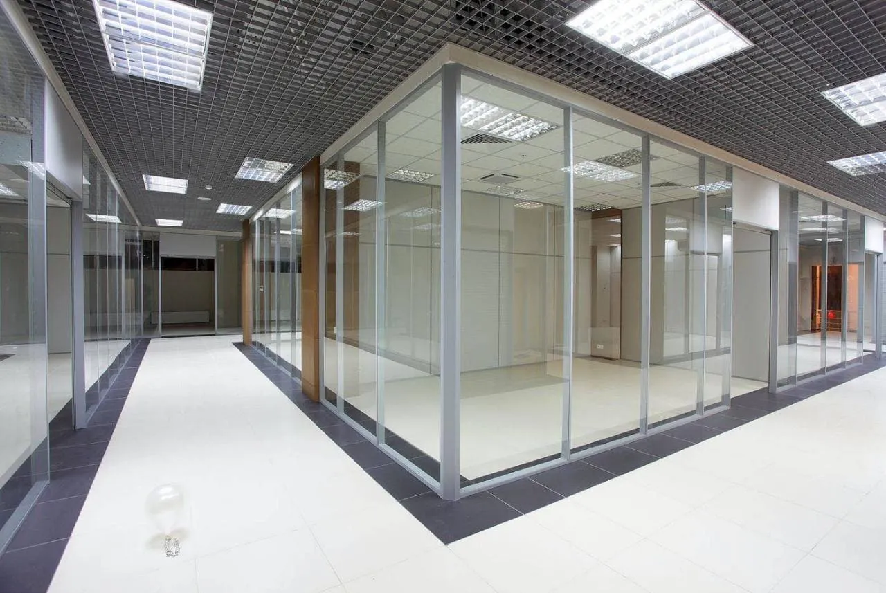 Торговые стеклянные перегородки для магазинов и павильонов на заказ в Москве | Zerist