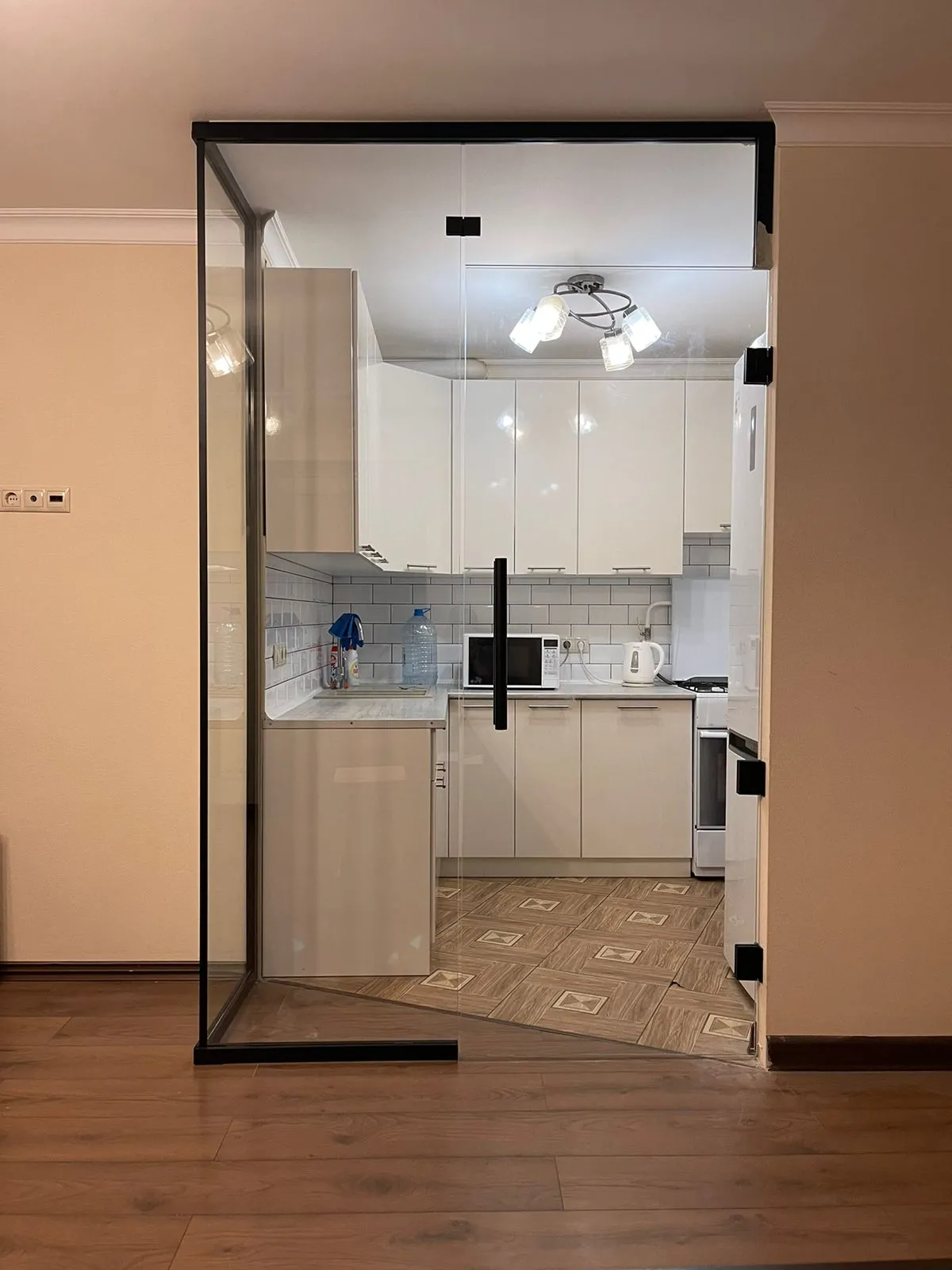 Стеклянные перегородки для зонирования кухни на заказ в Москве | Zerist