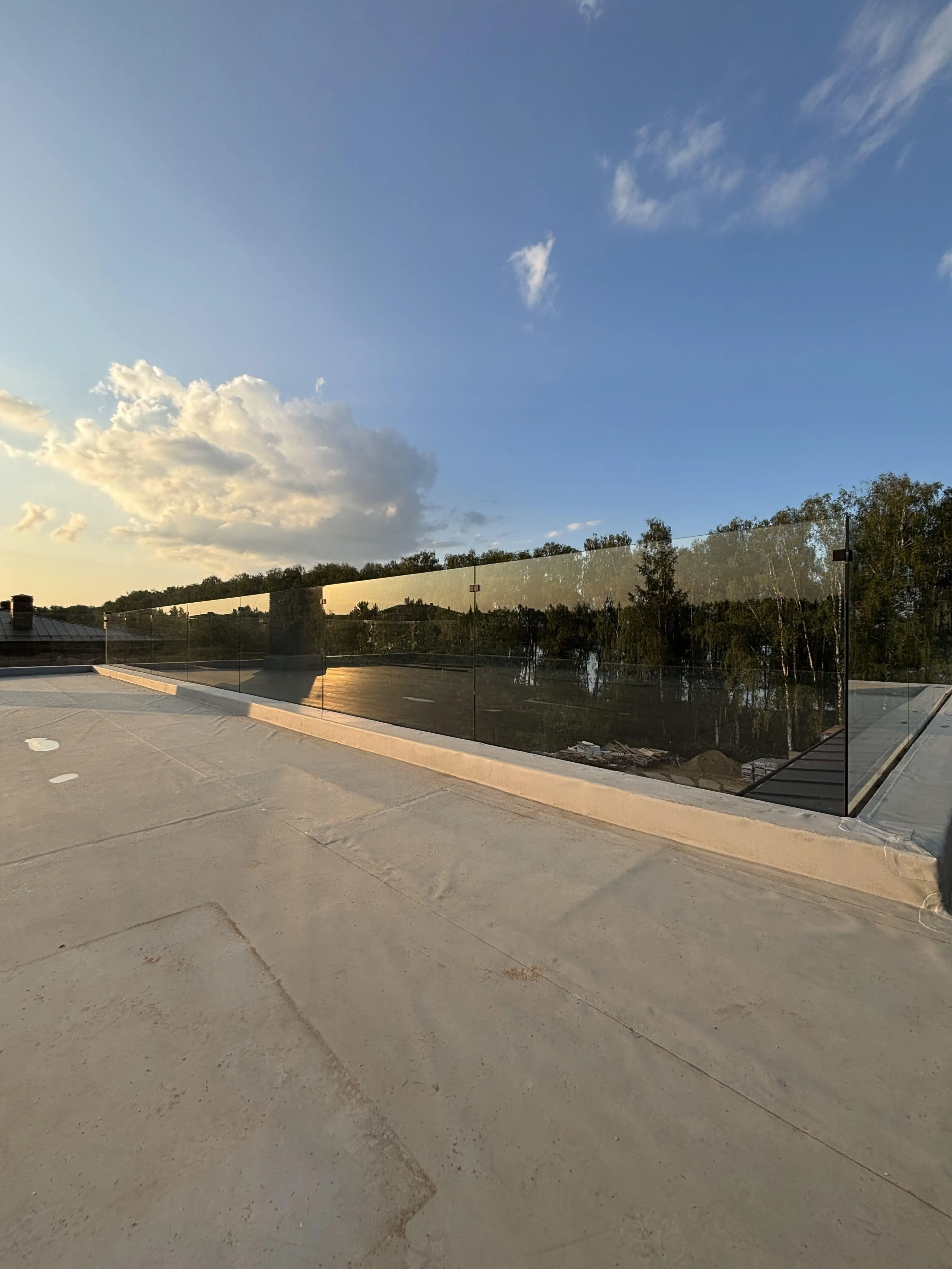 Стеклянные ограждения для крыш на заказ в Москве | Zerist