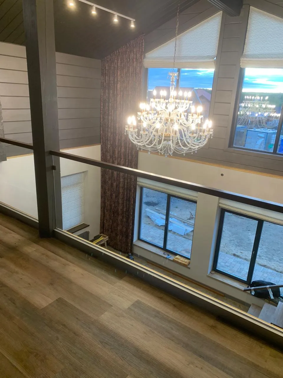 Стеклянные ограждения с деревянным поручнем на заказ в Москве | Zerist