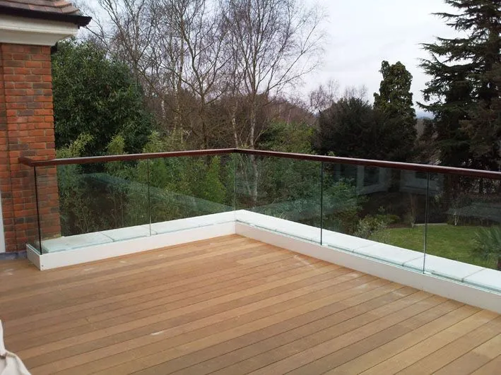 Стеклянные ограждения с деревянным поручнем на заказ в Москве | Zerist