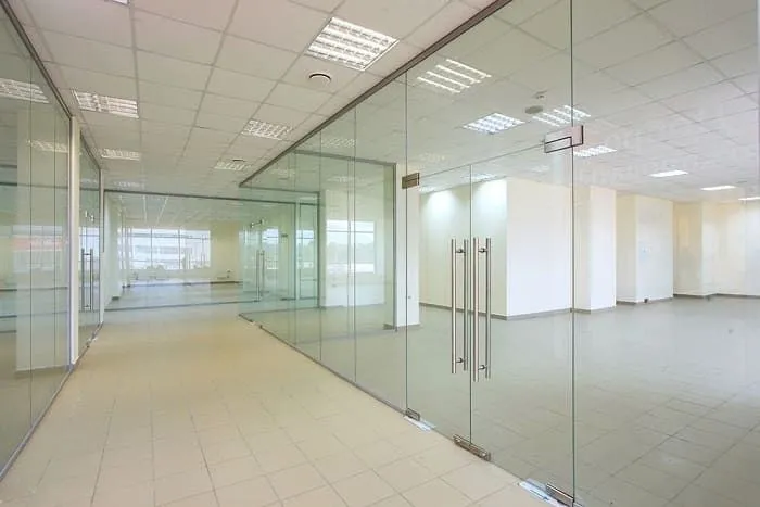 Торговые стеклянные перегородки для магазинов и павильонов на заказ в Москве | Zerist