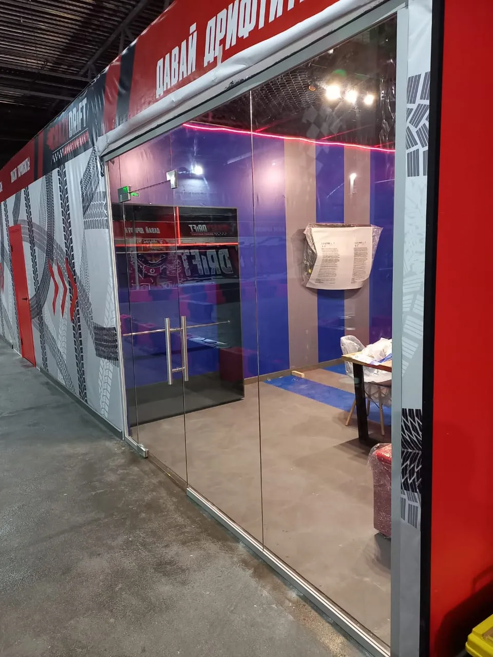 Торговые стеклянные перегородки для магазинов и павильонов на заказ в Москве | Zerist