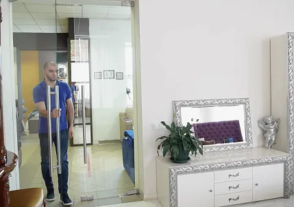 Стеклянная дверь для компании Луи Дюпон
