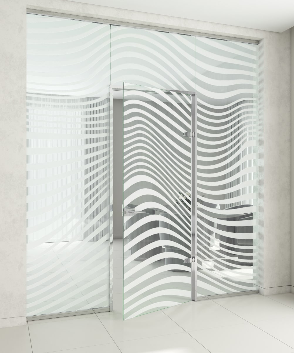 Стеклянная перегородка с распашной дверью с алюминиевой коробкой, с матовым художественным декорированием, с осветленным стеклом 10 мм
