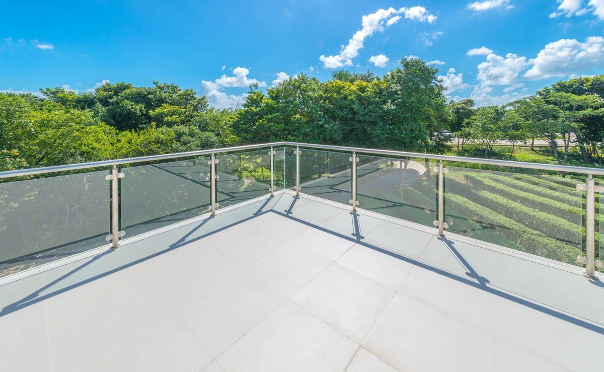 Стеклянные ограждения для улицы на заказ в Москве | Zerist