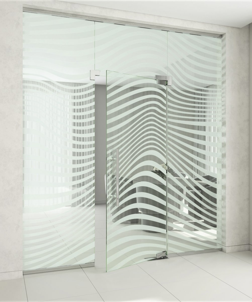 Стеклянная перегородка с дверью с напольным доводчиком, с матовым художественным декорированием, с бесцветным стеклом 10 мм