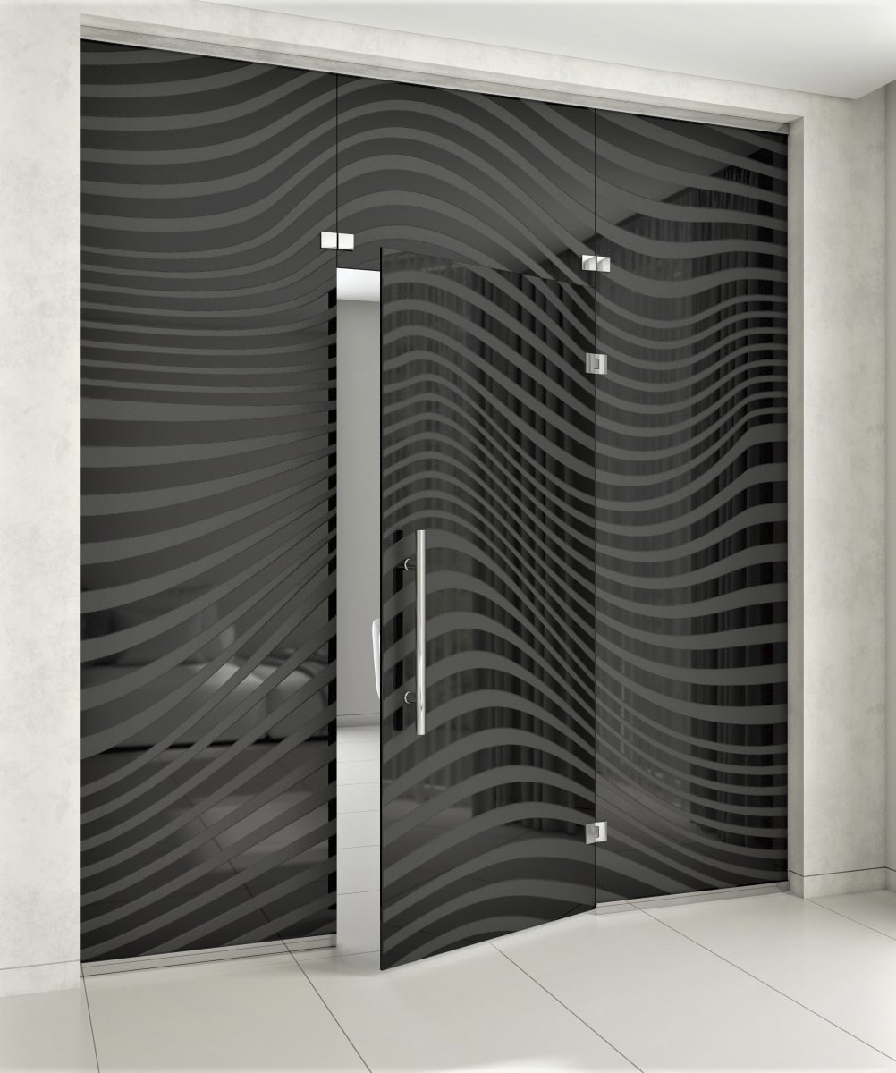 Стеклянная перегородка с маятниковой дверью на петлях, с матовым художественным декорированием, с черным стеклом 10 мм