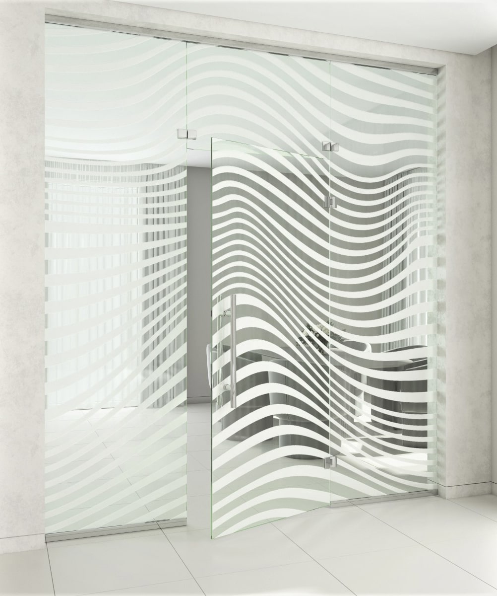 Стеклянная перегородка с маятниковой дверью на петлях, с матовым художественным декорированием, с бесцветным стеклом 10 мм