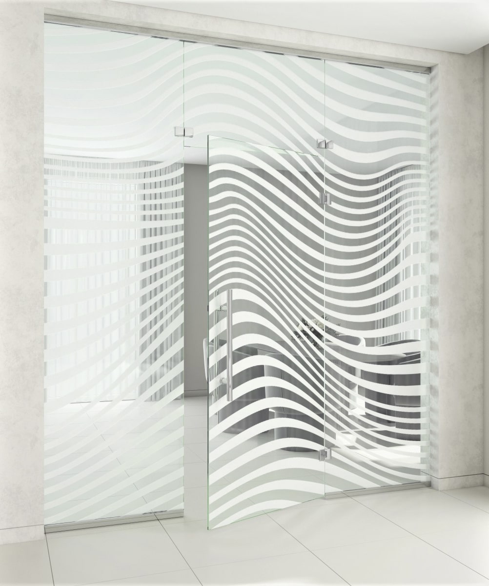 Стеклянная перегородка с маятниковой дверью на петлях, с матовым художественным декорированием, с осветленным стеклом 8 мм