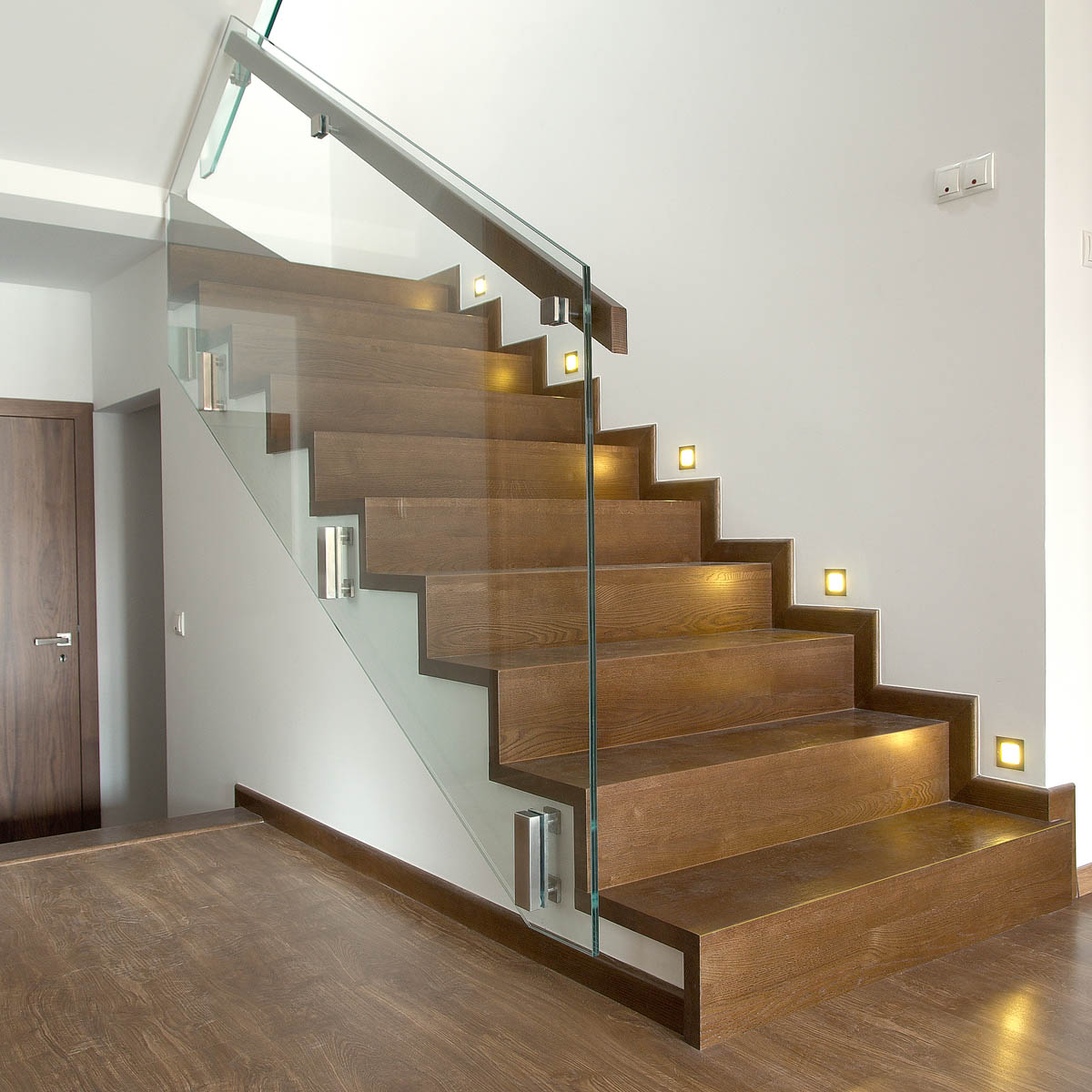 Стеклянные ограждения для лестниц - один из трендов дизайна интерьера