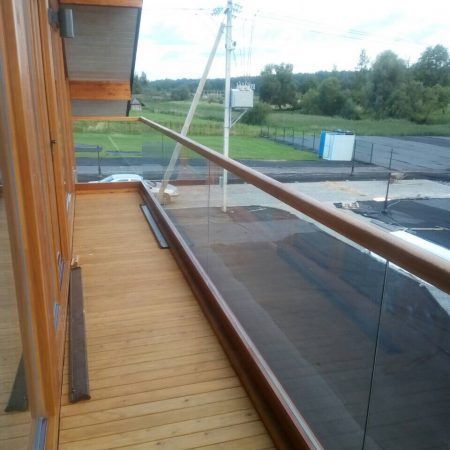 Стеклянные ограждения с деревянным поручнем на заказ в Москве | Zerist