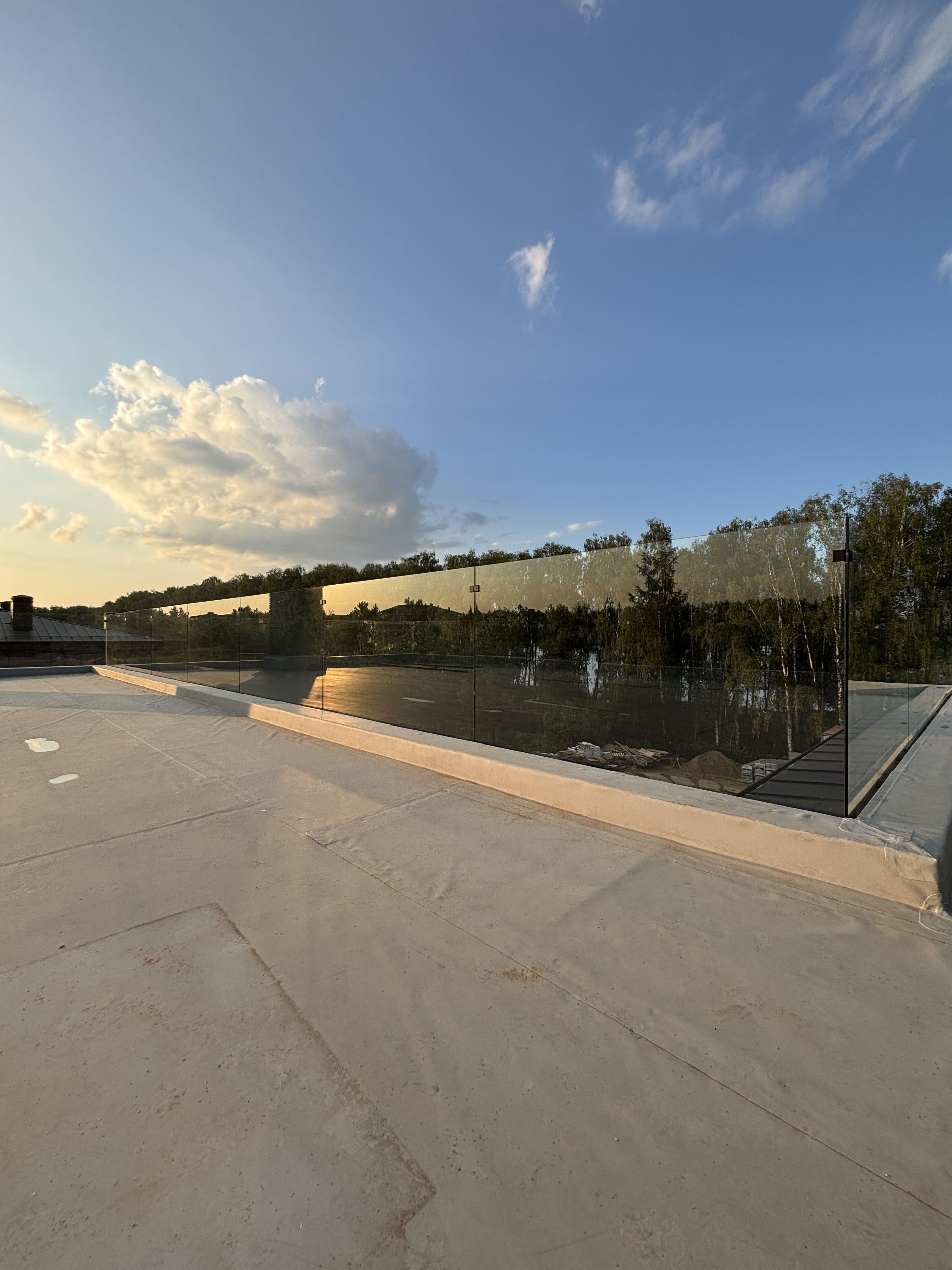 Стеклянные ограждения для крыш на заказ в Москве | Zerist