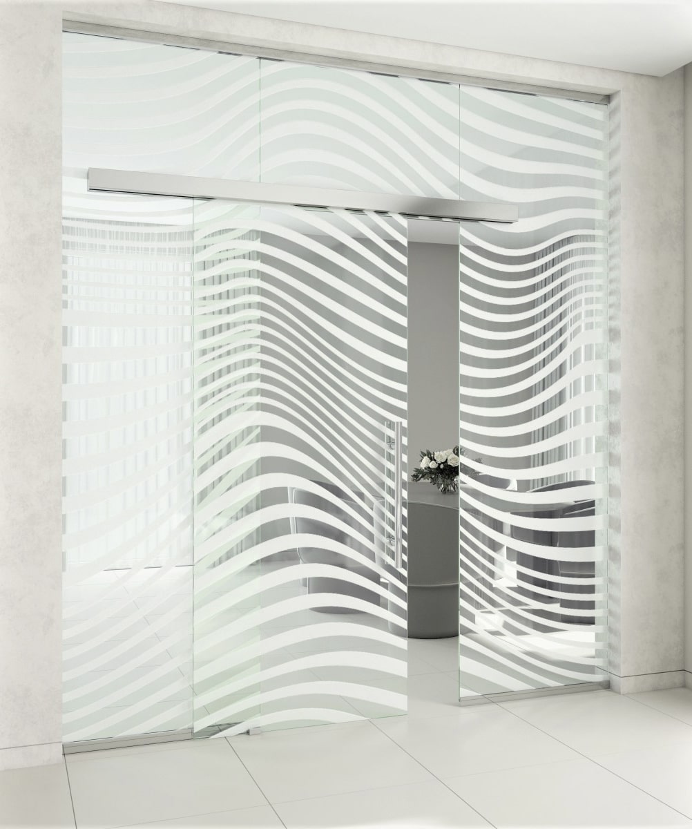Стеклянная перегородка с раздвижной дверью на скрытом механизме, с матовым художественным декорированием, с осветленным стеклом 10 мм