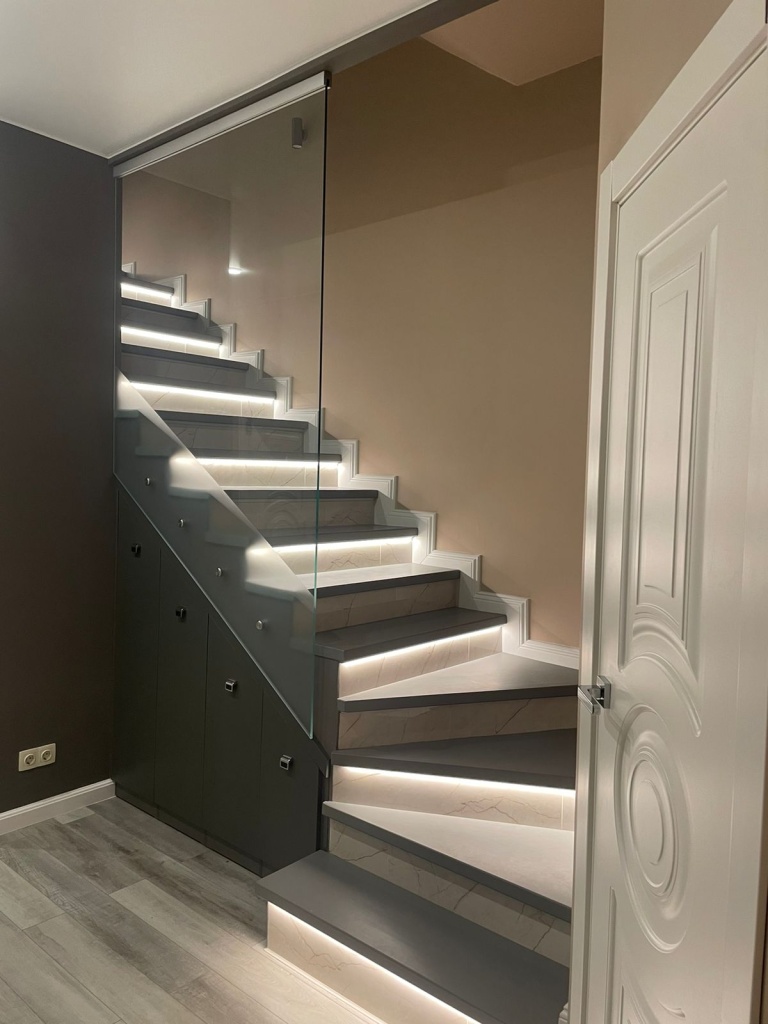 Стеклянные ограждения для лестниц - один из трендов дизайна интерьера 31