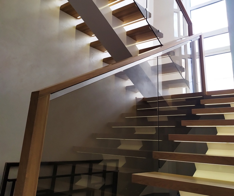 Стеклянные ограждения для лестниц - один из трендов дизайна интерьера 21