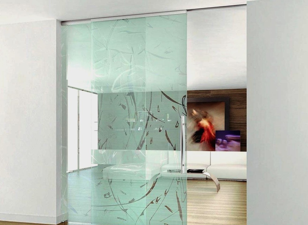Прозрачные границы: как стеклянные двери и перегородки трансформируют современные интерьеры 30