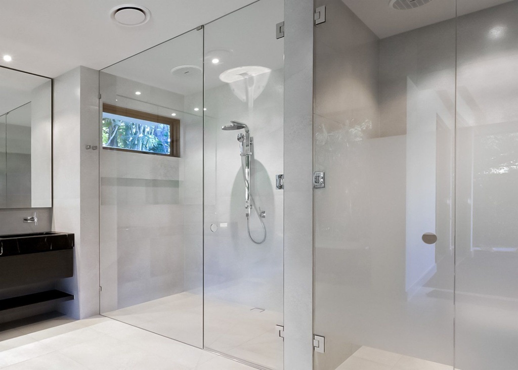 Стеклянные душевые перегородки в современном дизайне ванной комнаты. 11