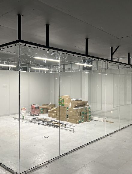  Наши проекты: Стеклянная перегородка для торгового центра